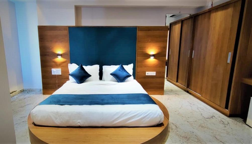 Golden Oasis Hotel Mahesana Luaran gambar
