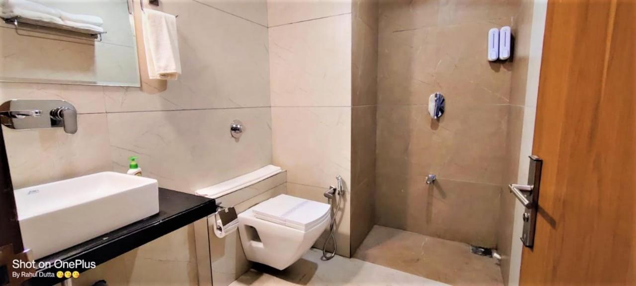 Golden Oasis Hotel Mahesana Luaran gambar